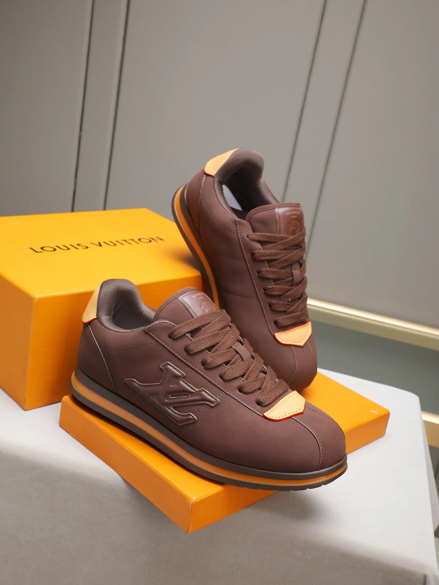 PP560 LV Louis Vuitton L Jialu Brand Runner Tatic Series Thick-soled Casual Sports Shoes Running Shoes Original purchase, development and production This LV Runner Tatic sports shoe combines technical materials such as mesh fabric and ribbons to interpret the inspiration of traditional mountaineering shoes. LV letters are written on one side, the lariat buckle of the quick lacing system is embellished with Monogram flowers and Louis Vuitton logos, and the light and wear-resistant rubber outsole completes the whole. ▪️Fabric: Original imported cowhide + mesh ▪️Inner lining: Original customized breathable mesh ▪️Sole: Original open-molded anti-slip rubber combination material ▪️Size: Men's 38-44 (customized for 45 and 46)